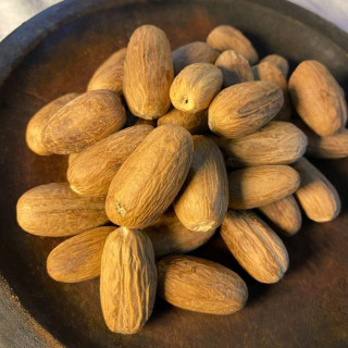 Oval nutmeg seeds